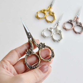 تصویر قیچی گلدوزی گل و برگ 