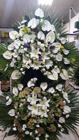 تصویر تاج گل دو طبقه آنتریوم سفید و لیلیوم و داوودی مینیاتوری 
