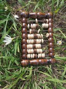 تصویر چرتکه چوبی سنتی با مهره‌های خراطی شده 