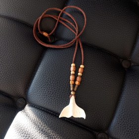 تصویر گردنبند حکاکی طرح دم نهنگ 