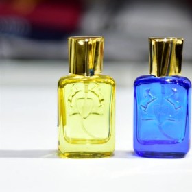 تصویر شیشه عطر در مثلثی 