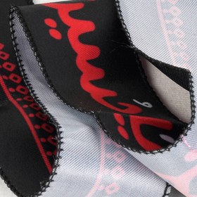 تصویر سربند ساتن با شعار لبیک یا حسین متن قرمز زمینه مشکی در ابعاد 5*70 سانتیمتر 