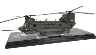 تصویر ماکت هلیکوپتر بوئینگ شینوک نیروی هوایی امریکا | Forces of Valor 1:72 Boeing MH-47G Chinook US Army 