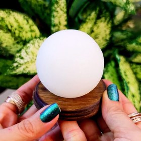 تصویر گوی سنگ نمک سفید همراه با پایه چوبی 