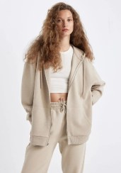 تصویر سویشرت پارچه ای ضخیم با کلاه بزرگ V4233az24wn برند Defacto ( دفکتو ) به رنگ بژ در دسته سویشرت و هودی زنانه 