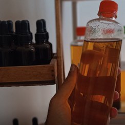 تصویر روغن هسته انار اصل پرس سرد | قوی‌ترین آنتی‌اکسیدان طبیعی | معجزه درخشندگی پوست و مو - یک لیتر Original cold-pressed pomegranate seed oil | The strongest natural antioxidant | The miracle of radiant skin and hair