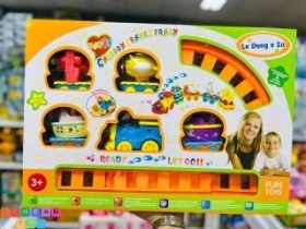 تصویر قطار اسباب‌بازی موزیکال با ریل و نورپردازی 