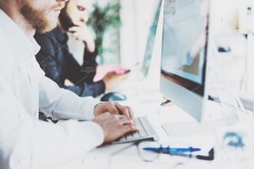 تصویر عکس با کیفیت مرد در حال تایپ 