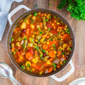 تصویر سوپ سبزیجات در سس گوجه 