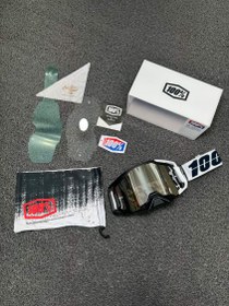 تصویر عینک کراسی برند۱۰۰ سفیدمشکی 