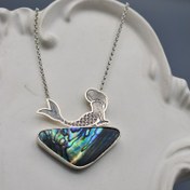 تصویر گردنبند پری دریایی خوابیده روی صدف بیضی 