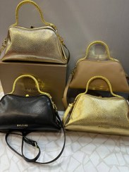 تصویر کیف مجلسی بولگاری زنانه با طراحی پوست ماری و دسته طلایی مدل مار 