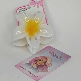 تصویر گیره سر پلیمری شکوفه رنگ سفید 