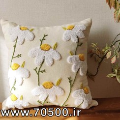 تصویر کوسن مبل پانچ دوزی طرح گل بابونه 