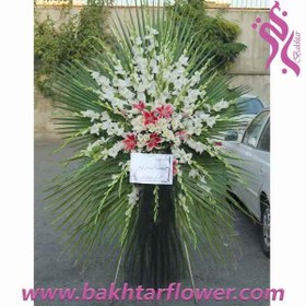 تصویر سبد گل پایه دار- تاج گل با گلایل سفید و لیلیوم صورتی 