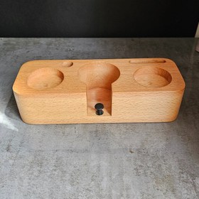 تصویر استند چوبی پرتافیلتر مستطیل مدل گتر - سایز ۵۸ / خودرنگ چوب راش Wooden portafilter stand