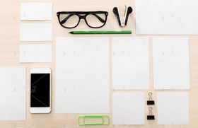 تصویر عکس با کیفیت میزکار همراه با عینک و موبایل 