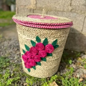 تصویر سبد گرد حصیری در دار 