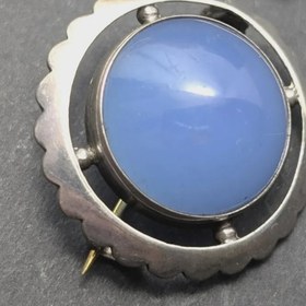 تصویر گل سینه نقره کارشده با نگین عقیق کبود طبیعی و معدنی 