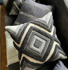 تصویر کوسن پانچ دوزی طرح سنتی 