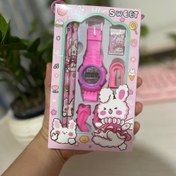 تصویر ست مداد و تراش و پاک‌کن و ساعت 