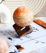 تصویر گوی سنگ نمک چراغ دار سایز ۱۸ با پایه چوبی 