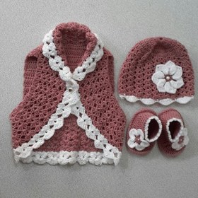 تصویر ست کامل نوزادی شامل جلیقه و کفش و کلاه دخترانه در رنگ صورتی نسکافه ای وسفید 