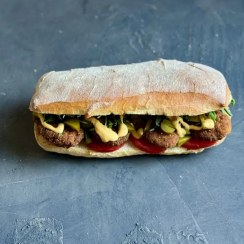 تصویر ساندویچ کتلت با نان چاپاتا 