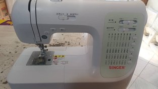 تصویر چرخ خیاطی برند سینگر آکبند با قابلیت ۴۰ مدل دوخت 