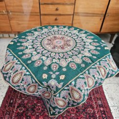 تصویر رومیزی پته‌دوزی گیاهی شمسه سبز آستردار 