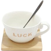 تصویر فنجان سرامیکی سفید طرح لوزی بشقابدار چوب بامبو 