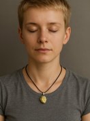 تصویر گردنبند سنگ راف طبیعی زبرجد با بند چرمی 