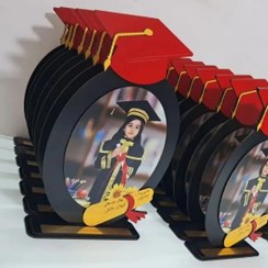 تصویر استند و قاب چوبی جشن الفبا و پایان دوره ابعاد ۲۷در۲۰ سایز عکس ۱۳در۱۸ عدد رنگ چوب قابل تغییر است امکان حک اسم مرکز و دانش آموز 