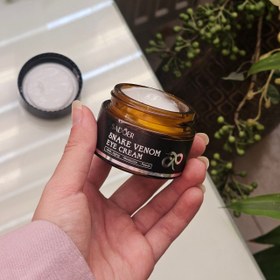 تصویر کرم دور چشم مار 