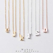 تصویر گردنبند نقره مینیمال حروف کوچک تو پر 