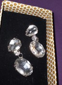 تصویر گوشواره‌های نقره‌ای با نگین‌های شفاف 