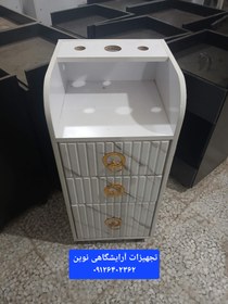 تصویر ترولی چوبی دررنگ بندی سفید ومشکی دارای جاسشواری 