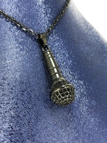 تصویر گردنبند طرح میکروفون 