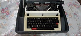 تصویر ماشین تایپ قدیمی Privileg آلمانی 