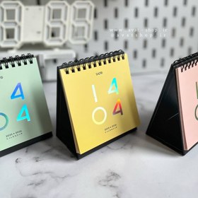 تصویر تقویم رومیزی ۱۴۰۴ طرح دختر و گربه 