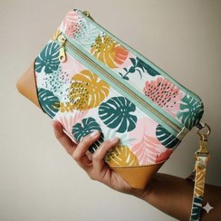 تصویر کیف آرایشی زنانه طرح برگ های استوایی آبرنگی 