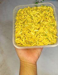 تصویر خلال پسته زرد 