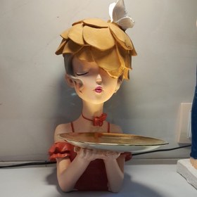 تصویر مجسمه دختر سینی بدست 