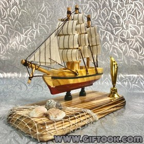 تصویر کشتی دکوری چوبی همراه با جاقلمی 