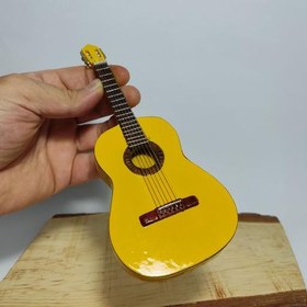 تصویر گیتار کلاسیک چوبی مینیاتوری دکوری رومیزی زرد -(دستسازه) 