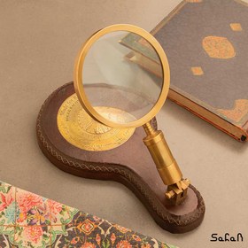 تصویر ذره بین رومیزی برنج و چرم 