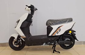 تصویر موتورسیکلت برقی VESPA مدل VINO رنگ سفید سفارش اروپا 