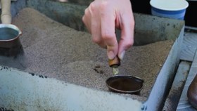 تصویر دانلود فوتیج دم کردن قهوه ترک روی ماسه داغ Brewing Turkish Coffee On Hot Sand 