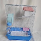 تصویر قفس همستر سه طبقه با رنگ‌بندی متنوع قفس سه طبقه فلزی با نردبان، چرخ و خانه سقف‌دار مخصوص همستر