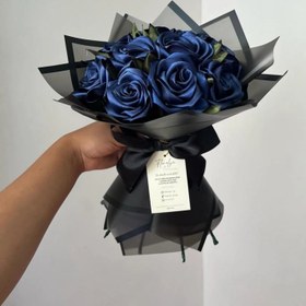 تصویر دسته گل رز ربانی آبی با کاغذ مشکی و برگ سبز Blue Ribbon Rose Bouquet with Black Wrapping and Green Leaves